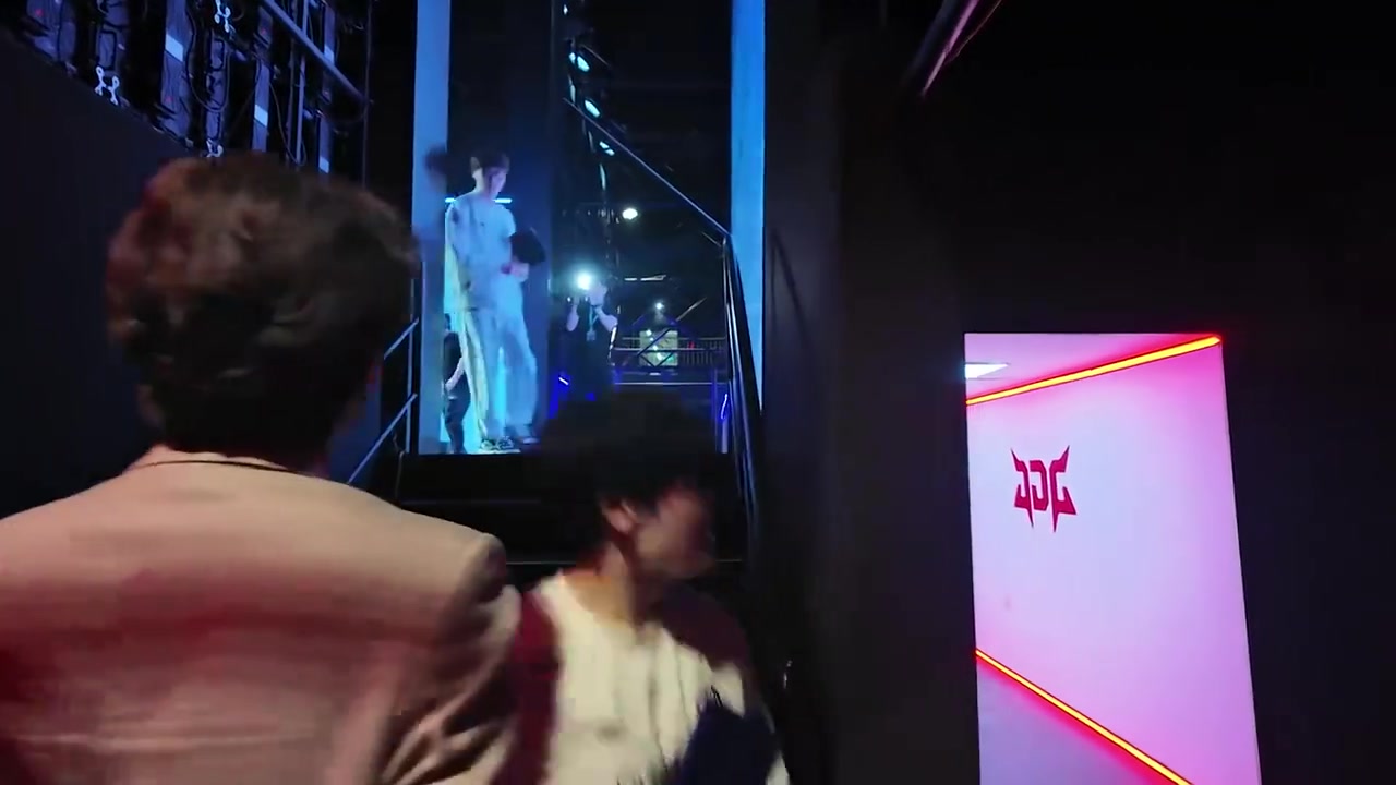 IG发布后台视频：Daeny教练赛后庆祝